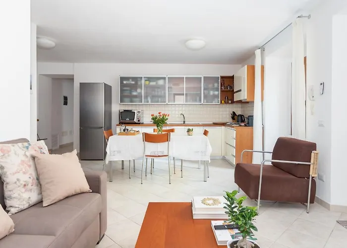 アパート Spacious 3-bedroom With Courtyard In - Perfect For Families テンピオ・パウザーニア