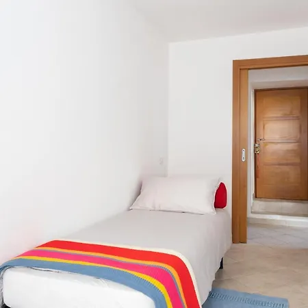 Lejlighed Spacious 3-bedroom With Courtyard In - Perfect For Families *