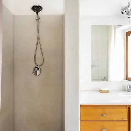Lejlighed Spacious 3-bedroom With Courtyard In - Perfect For Families *