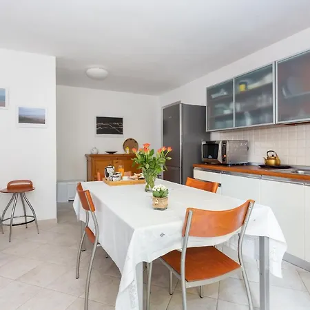 Spacious 3-bedroom With Courtyard In - Perfect For Families Apartment