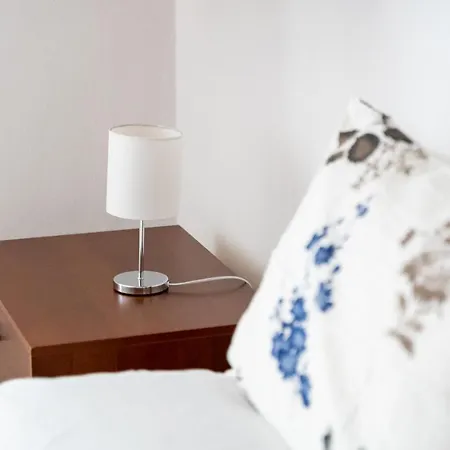 Lejlighed Spacious 3-bedroom With Courtyard In - Perfect For Families