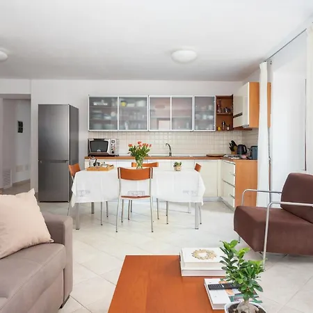 公寓 Spacious 3-bedroom With Courtyard In - Perfect For Families 滕皮奥保萨尼亚