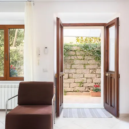 Apartment Spacious 3-bedroom With Courtyard In - Perfect For Families