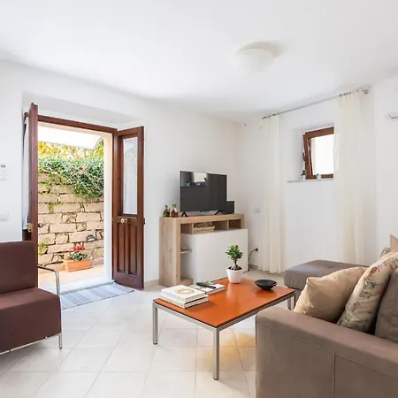 Apartment Spacious 3-bedroom With Courtyard In - Perfect For Families