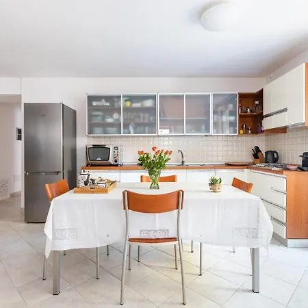 Spacious 3-bedroom With Courtyard In - Perfect For Families *