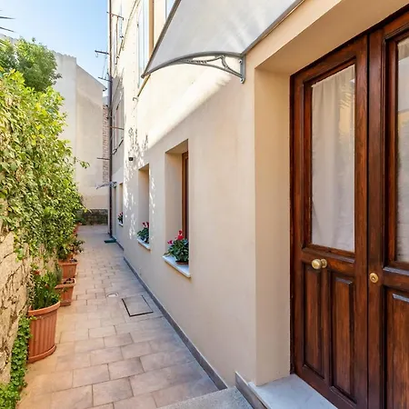 Spacious 3-bedroom With Courtyard In - Perfect For Families Apartment