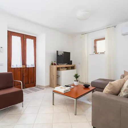 Spacious 3-bedroom With Courtyard In - Perfect For Families *