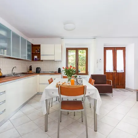 Apartment Spacious 3-bedroom With Courtyard In - Perfect For Families *
