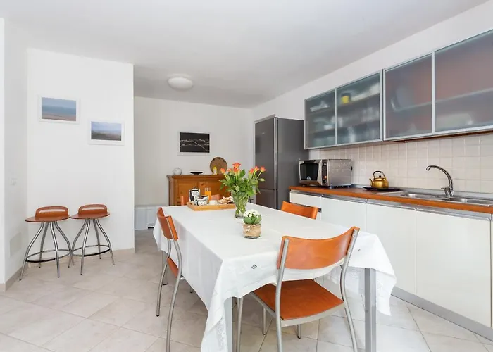 Spacious 3-bedroom With Courtyard In - Perfect For Families Daire