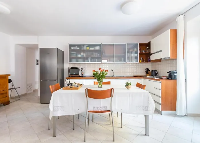 Spacious 3-bedroom With Courtyard In - Perfect For Families *